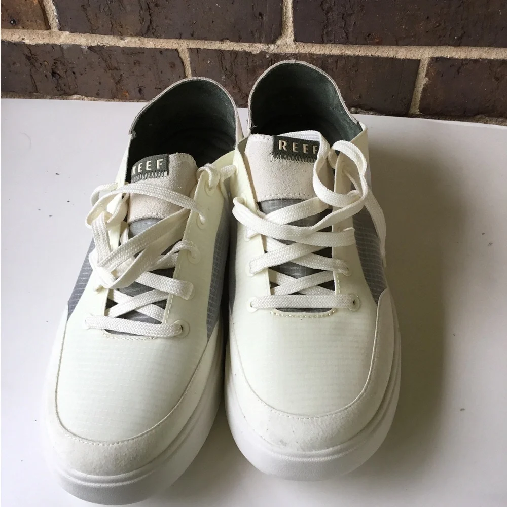 Reef Men's Lace-Up Sneaker in Off-White and Gray